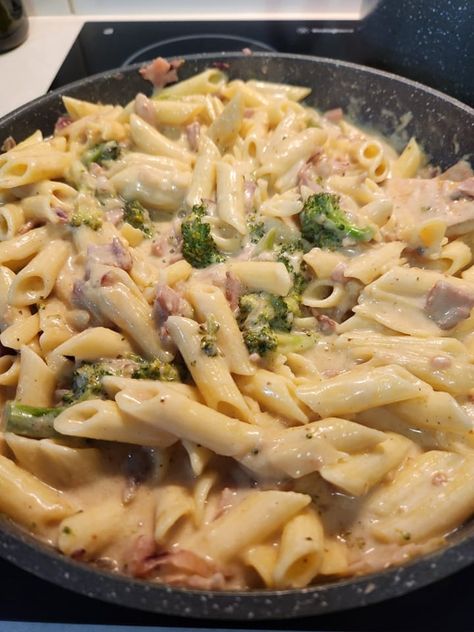 Have you tried our Pasta Alfredo with Broccoli & Bacon yet? 🤤 It's a fam fave with the mums in our community! 👌 Pasta Alfredo, Bacon Recipe, Pasta Dinner Recipes, Yogurt Recipes, Food Recepie, Easy Pasta Recipes, Food Goals, Food Videos Cooking, Interesting Food Recipes