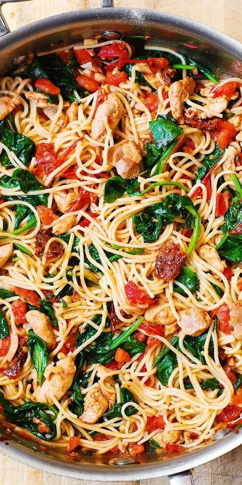 Tomato Spinach Chicken Spaghetti with Garlic Summer Pasta Recipes, Chicken Spaghetti Recipes, Spaghetti With Spinach, Chicken Spinach, Chicken Spinach Pasta, Resep Pasta, Pasta With Chicken, Spinach Chicken, Tomato Spinach