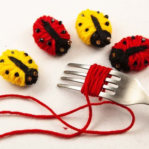 Amazing Ladybug Making Idea Using a Fork - Easy Wool Crafts - DIY Ladybug #woolencrafts #yarncrafts #easycrafts #diyladybug #ladybugkeychain #smallladybug Girl Scout Swaps Ideas Easy, Diy Ladybug, Wool Crafts Diy, Classy Halloween Decor, Ladybug Crafts, Girl Scout Swap, Bug Crafts, Pom Pom Crafts, It Takes Two