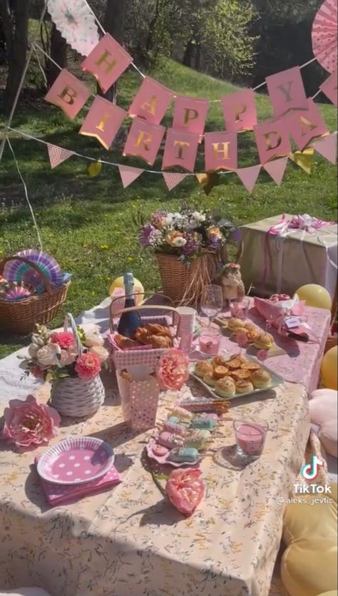 Cottagecore Bday Party, Aesthetic Picnic Party, Picnic Aesthetic Cumpleaños, Picnic Birthday Party Aesthetic, Backyard Tea Party, Outside Birthday Party, Picnic Date Food, Picnic Birthday Party, Birthday Picnic