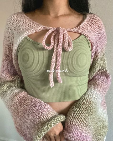 knitted palmier sleeves pattern by @by.redbean on IG knit arm sleeves shrug Mode Crochet, Knit Shrug, Crochet Design Pattern, Crochet Clothing And Accessories, Crochet Shrug, Arm Sleeves, Crochet Fashion Patterns, Knit Outfit, Knit Fashion