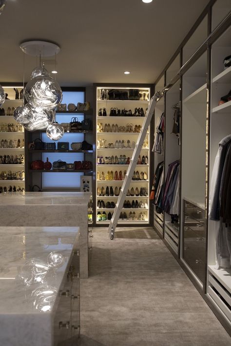 Big Wardrobe Aesthetic, Luxury Closet Designs Dressing Rooms, Rich Girl Closet, Closet Aesthetic Luxury, Closet Room Aesthetic, Modern Luxury Walk In Closet, Fitting Room Aesthetic, Walk In Closet Aesthetic, Dream Closet Aesthetic