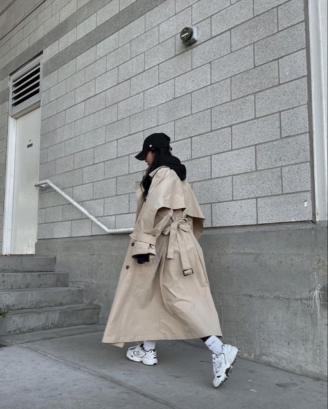 Oversized Trench coat neutrals winter fashion 2021, Fashion Inspiration, Fashion Blogger, ootd, winter fashion 2021, Fall fashion, casual parisian fit, outfit ideas 2021 Oversized Trench Coat Outfits, Trench Coat Street Style, Hot Outfit Ideas, Fall Fashion Casual, Winter Uniform, Oversize Outfit, Oversized Trench, Outfit Oversize, Oversized Trench Coat