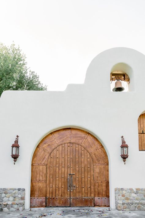 21 Arizona Wedding Venues We love | Photo + Films | Stephen & Melissa Arizona Venues Wedding Locations, Wedding Venues Arizona, Oro Valley Arizona, Simple Church Wedding, Scottsdale Wedding Venues, Scottsdale Resorts, Villa Siena, Bella Wedding, Arizona Wedding Venues