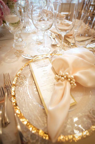 Pearl And Champagne Wedding, Pearl Place Cards, Gold And Pearl Wedding Decor, Wedding Crockery, Pearl And Gold Wedding, Pearl Themed Wedding, White Bridal Shower Theme, Pearl Wedding Centerpieces, Pearls Wedding Theme