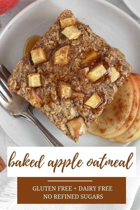 Square piece of apple baked oatmeal topped with maple syrup and sliced apples on the side. Apple Baked Oatmeal, Apple Cinnamon Baked Oatmeal, Cinnamon Baked Oatmeal, Sugar Free Oatmeal, Clean Eating Baking, Baked Apple Oatmeal, Family Breakfast Recipes, Baked Oatmeal Healthy, Apples Cinnamon