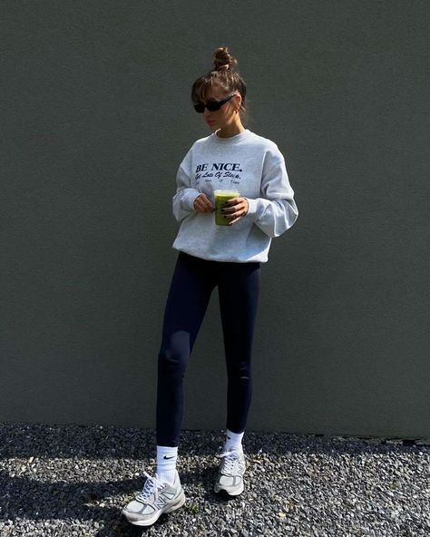 Brown Athletic Outfit, Sporty Look Outfits, Cool Sporty Outfits, Winter Outfits Leggins, Sweatshirt Outfits Women, Comfy Athletic Outfits, Sporty Outfits Winter, Cute Athletic Outfit, Sportive Outfit