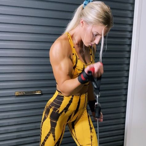 Emma Hartley on Instagram: “For biceps I do 20-30 reps each exercise , usually go for a heavy weight but still maintain good form for 15 reps then drop to a lighter…” Emma Hartley, Fit Chicks, Athletic Outfits, Heavy Weight, Muscles, Be Still, Gym, On Instagram, Quick Saves