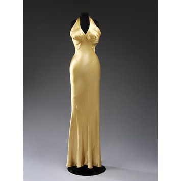 Charles James created this elegant bias-cut evening dress. The British-born designer (1906-1978) worked as a milliner and dressmaker in New York between 1924 and 1929 and in 1929 opened premises in London. During the early 1930s he travelled extensively between London and Paris, establishing a Paris branch in 1934. Royal Museum, Charles James, 30s Fashion, Bias Cut Dress, Vintage Gowns, 1930s Fashion, Vintage Couture, Dress Images, Mode Vintage