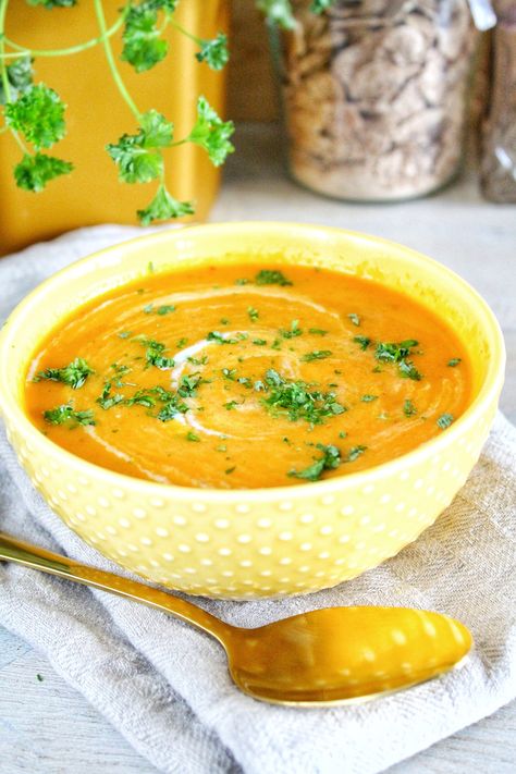 Kruidige wortel puntpaprika soep | Healthyfoodie Vegas Food, Happy Foods, Vegan Recipes Healthy, Delicious Soup, Delicious Healthy Recipes, Easy Cooking, I Love Food, Easy Healthy Recipes, Veggie Recipes