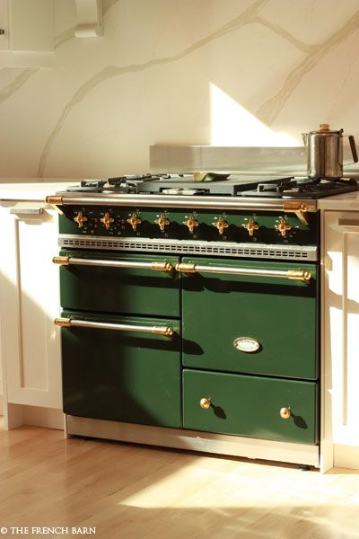 Dark Green stove in kitchen filled with light Green Appliances, Vintage Oven, Dark Green Kitchen, Vintage Stoves, Kitchen Stove, Interior Modern, Green Kitchen, Dream House Decor, Dream Kitchen