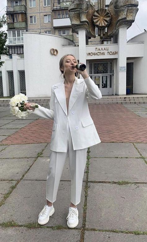 Wedding Suit For Women Brides, All White Pants Suit For Women, White Bride Suit, Civil Marriage Outfit Bride, Fall Bride Outfit, Civil Wedding At Home, White Wedding Outfits For Women, Civil Wedding Suit Brides, Outfit Casamiento Civil