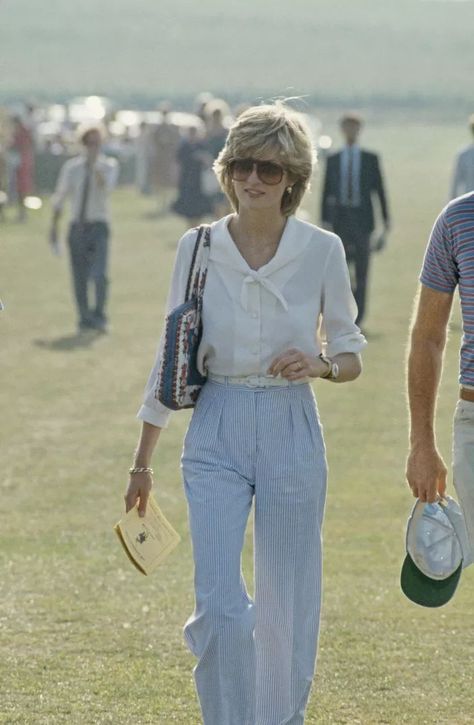 Découvrez les 30 silhouettes iconiques qui ont fait de Lady Di, la princesse des coeurs et du style. Princess Diana Fashion, Best Casual Outfits, Princes Diana, Polo Match, Diana Fashion, Look Retro, Lady Diana Spencer, Charlotte Casiraghi, Diana Spencer