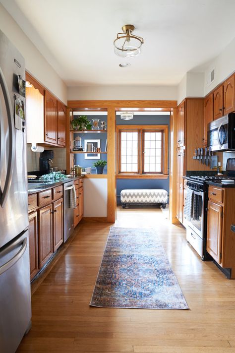 Light Yellow Kitchen Walls Oak Cabinets, Classic Oak Kitchen, White Kitchen Walls With Oak Cabinets, Oak Decorating Ideas, White Kitchen Oak Cabinets, Light Oak Trim, Colors With Oak Cabinets, Honey Oak Kitchen, Honey Oak Trim