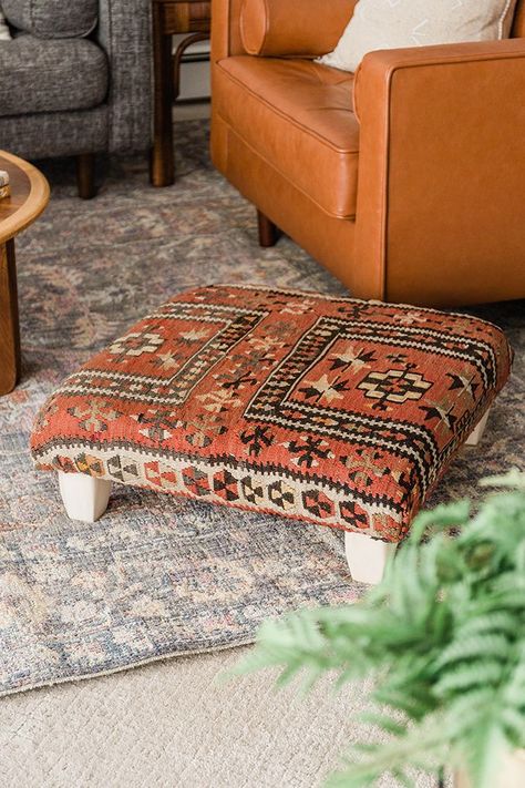 Diy Ottoman Ideas, Boho Upholstery Fabric, Ottoman Ideas, Diy Footstool, Diy Ottoman, Couch With Ottoman, Green Diy, Upholstery Diy, Diy Bench