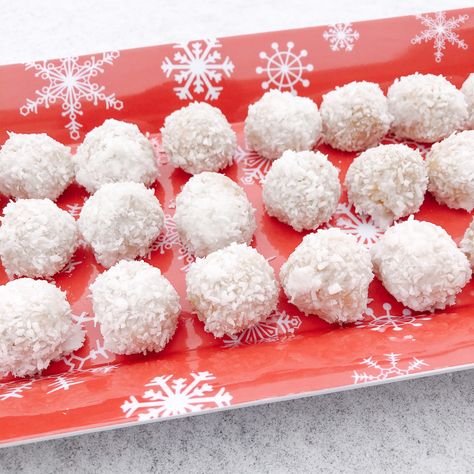 Empire Cookie, Snowballs Recipe, Dessert Christmas, Coconut Icing, Christmas Cookie Recipes Holiday, Coconut Bites, Coconut Snowballs, Coconut Balls, Chocolate Covered Peanuts