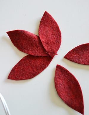 Diy Felt Poinsettia, Felt Poinsettia, Felt Flowers Patterns, Diy Felt Christmas Ornaments, Easy Ornaments, Pom Pom Wreath, Watercolor Christmas Cards, Poinsettia Flower, Felt Christmas Tree