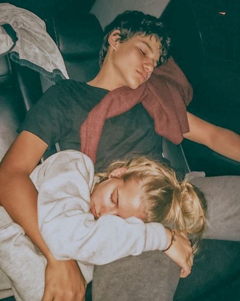 Snuggling Couple, Cuddle Pictures, Wanna Recreate, Girls Cuddling, Teenage Romance, Couple Sleeping, Guy Best Friends, Boy Best Friend, Morgan Wallen