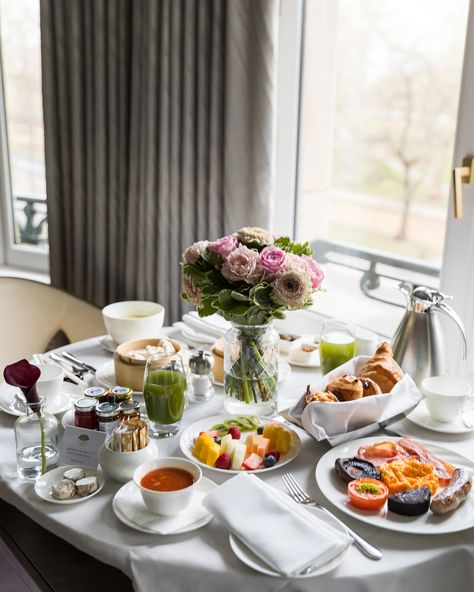 No Sunday scaries when you’re starting the day with an English breakfast at London’s finest luxury hotels! Here are my top spots for an elevated morning feast: • Classic elegance at @onealdwychhotel • Stunning views and flawless food at @mo_hydepark • The most luxurious breakfast in bed at @hotelcaferoyal • Home cooked perfection at @henrystownhouse • An impeccable breakfast fit for royalty at @thegoring London mornings don’t get better than this! #LondonLuxury #EnglishBreakfast #Luxur... Luxury Breakfast In Bed, Luxurious Breakfast, Sunday Scaries, Hotel Breakfast, English Breakfast, Breakfast In Bed, Luxury Hotels, Start The Day, Stunning View