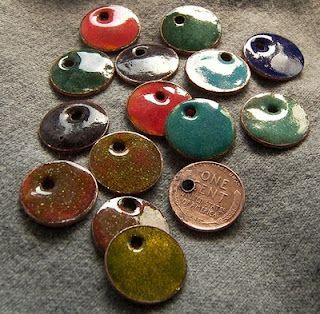 Use pennies for enameling - cheaper and sturdier than most round copper discs!  Great size for jewelry. Jewelry Techniques, Crafty Craft, Diy Schmuck, Enamel Jewelry, Bijoux Diy, Diy Projects To Try, Cool Diy, Craft Tutorials, Jewelry Projects