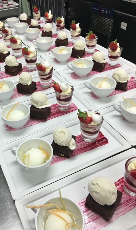 Gourmet Desserts Presentation, Food Presentation Plates, Gourmet Food Plating, Dessert Presentation, Dessert Plating, Gourmet Desserts, Food Garnishes, Fancy Desserts, Dessert Buffet