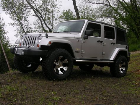 emmett's jeep in twilight Twilight Visualization, Edythe Cullen, Twilight Shifting, Edward Cullen And Bella Swan, Swan Core, Cullen Aesthetic, Rosalie Cullen, Emmett Cullen, Shifting Visuals