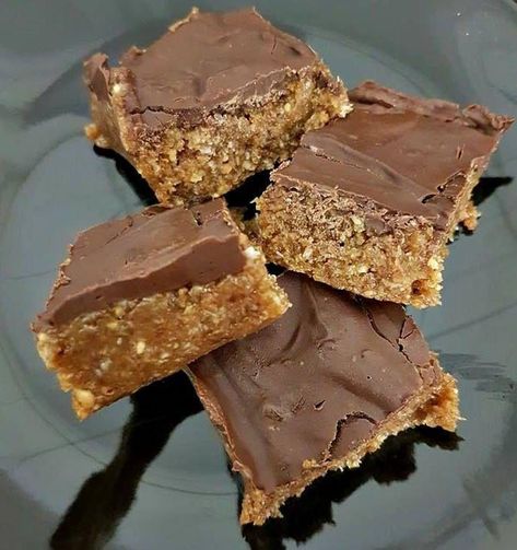 Read our delicious recipe for Healthy Chocolate Weetbix Slice, a recipe from The Healthy Mummy, which is a safe way to lose weight after having a baby. #healthycookingideas Healthy Slices, Chocolate Weetbix Slice, Weetbix Slice, Healthy Mummy Recipes, Baking Biscuits, Peanut Butter Oat Bars, Vanilla Slice, Mummy Recipes, Healthy Mummy