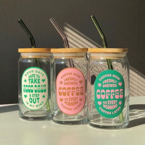 Glass Tumbler Design, Coffee Decal, Toples Kaca, Coffee Label, Picture Mugs, Coffee Cup Design, Glass Coffee Cups, Diy Vinyl, Diy Tumblers