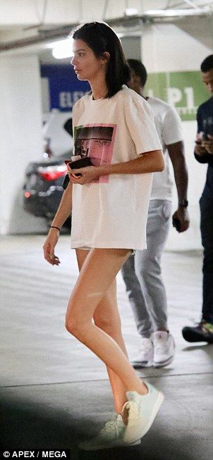 Stunner: Kendall wore an oversized white T-shirt and a pair of denim shorts for the errand... Big Tshirt Outfit, Demin Skirt Outfit, Oversized Tee Outfit, White Tees Outfit, White Tshirt Outfit, Oversized White T Shirt, Casual Tshirt Outfit, Oversized Shirt Outfit, Oversized Tee Shirt