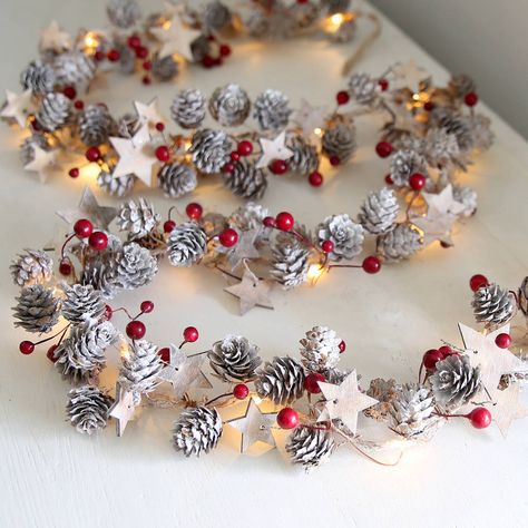 Natal Natural, Christmas Pine Cones, Diy Christmas Garland, Natural Christmas Decor, Christmas Decorations Garland, Pine Cone Decorations, Cones Crafts, Pine Cone Crafts, Natural Christmas