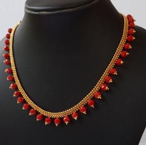 Simple Coral Necklace Indian Gold, Red Beaded Necklace, Coral Jewelry Set, Gold Pearl Jewelry, Red Beaded Necklaces, Pearl Jewelry Design, Gold Jewelry Simple Necklace, Women's Necklace, Pearl Necklace Designs