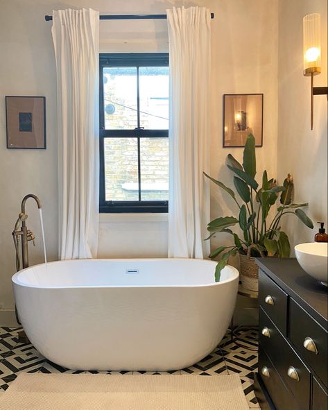 Bath Under Window, Dingy Bathroom, Dream Bathroom Master Baths, Green Subway Tile, Bathroom Sink Units, Beadboard Bathroom, Espresso Martinis, Dorm Style, Stand Alone Tub