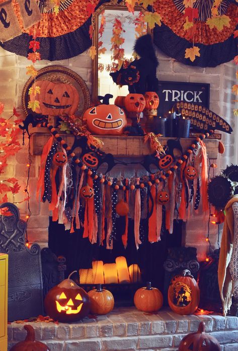 The Halloween Collector Living Room Decor Photos | Apartment Therapy Vintage Halloween Party, Halloween Board, Halloween Decor Diy, Autumn Interior, Halloween Mantle, Image Halloween, Halloween Mantel, 90s Halloween, Diy Halloween Decor