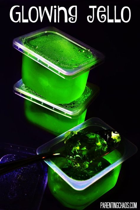 WOW! I would have never guessed it was this easy to make Glow in the Dark Jello! Glow In The Dark Jello, Science Party Food, Glow In Dark Party, Glow Stick Party, Glow Birthday Party, Blacklight Party, Glow Birthday, Neon Birthday, Dark Party