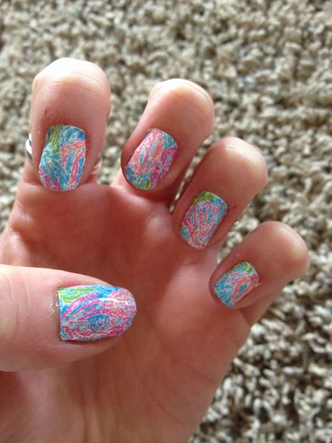 Lilly pulitzer let's cha cha nails Lilly Pulitzer Nails Designs, Lilly Pulitzer Inspired Nails, Lilly Pulitzer Nails, Lilly Nails, Nail Goals, Finger Nails, Inspired Nails, Blue Nail Designs, Super Nails