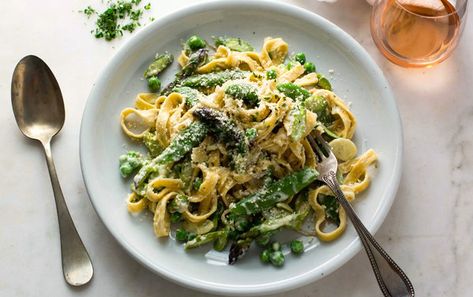 Pasta Primavera with Asparagus and Peas - Good Food St. Louis Easy Pasta Primavera, Asparagus And Peas, Onion Pasta, Creamed Kale, Seared Fish, Cooking Pasta, Simple Pasta, Egg Pasta, Asparagus Pasta