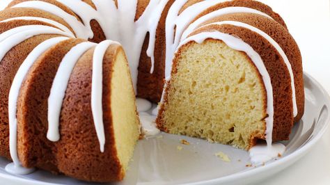 This ridiculously good cake starts innocently enough with famously tender Betty Crocker™ cake mix. Then we add pudding and sour cream for over-the top richness. Bubbly cream soda keeps the texture nice and light while adding sweet vanilla flavor. No one will be able to resist this cake (yourself included). Cream Soda Cake, Poke Cake Lemon, Bundt Recipes, Soda Cake, Almond Pound Cakes, Crunch Cake, Torte Cupcake, Food Sweet, Vanilla Pudding Mix