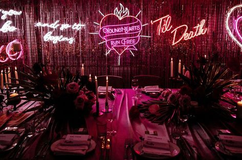 Neon wedding inspiration and decor for Magpie Wedding #neonwedding #bright #luminous #shinning #signs #glowing #80s Romeo Und Julia, Rock N Roll Wedding, Wedding Green, Rock Wedding, Dark Wedding, Australia Wedding, Neon Wedding, Romeo Juliet, Vegas Wedding