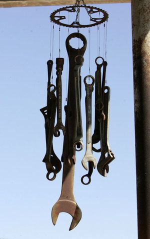 Wrench chime Homemade Wind Chimes, Windchimes Diy, Carillons Diy, Recycling For Kids, Make Wind Chimes, Wind Chimes Homemade, Wind Chimes Craft, Diy Wind Chimes, Rain Chain