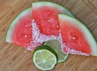 Watermelon-rita - Slice watermelon and soak in tequila for at least an hour. Dip in course salt, squeeze a little lime. Portable margarita! Drunken Watermelon, Watermelon Cupcakes, Iced Tea Drinks, Tea Drink Recipes, Watermelon Margarita, Cocktails To Try, Slices Recipes, Watermelon Recipes, Watermelon Slices