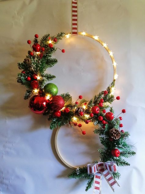 Embroidery Ring Christmas Decorations, Embroidery Ring Crafts, Christmas Ring Wreath, Embroidery Rings, Christmas Ring Decoration, Handmade Christmas Wreaths, Gold Christmas Tree Decorations, Inexpensive Christmas, Christmas Ring