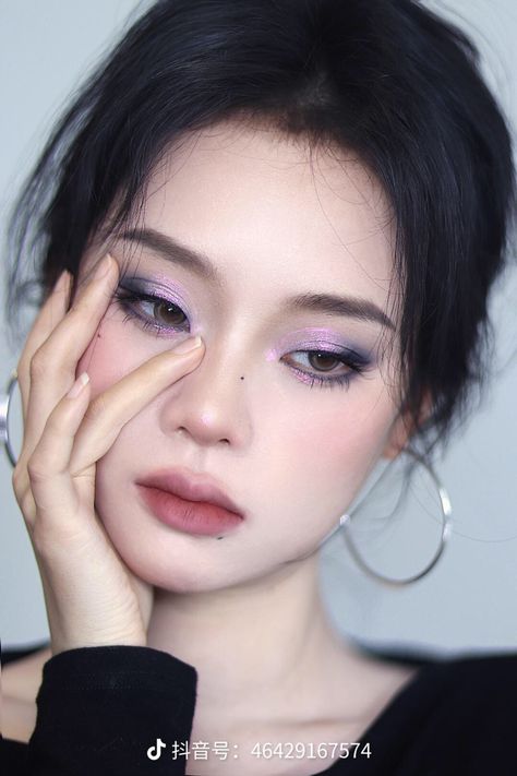 Purple Asian Makeup, Lilac Douyin Makeup, Snatched Makeup Looks, Purple Douyin Makeup, Soft Purple Makeup, Dark Purple Makeup, Glittery Eye Makeup, Purple Makeup Looks, Doll Eye Makeup