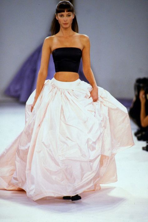 ISAAC MIZRAHI  SPRING/SUMMER 1994  MODEL : Christy Turlington 90s Runway Fashion, Runway Fashion Couture, Vintage Runway, Model Walks, Doutzen Kroes, V Magazine, 1990s Fashion, Christy Turlington, Vogue Korea