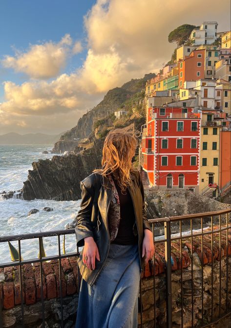 Italy Travel Aesthetic Outfits, Cinque Terre Instagram Pictures, Italy Photoshoot Aesthetic, Tuscany Outfits Winter, Sicily Italy Photo Ideas, Italy Aesthetic Outfit Fall, Sorrento Picture Ideas, Photoshoot Ideas Italy, Cinque Terre Winter