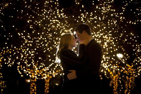 Couples Christmas Lights Pictures, Holiday Engagement Photos, Maternity Christmas Pictures, Christmas Lights Photoshoot, Christmas Light Photography, Christmas Engagement Photos, Winter Couple Pictures, Couple Photography Winter, Christmas Couple Pictures