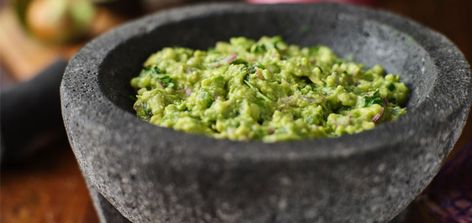 Give your guacamole a boost of nutritional goodness! Learn how to do that by creating this classic 4-ingredient dip. Avocado Uses, Avocado Pizza, Avocado Recipes Easy, Spicy Guacamole, Best Guacamole, Creamy Avocado Sauce, Guacamole Dip, Avocado Chocolate Mousse, Fresh Guacamole