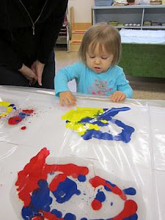 Mixing colours.  Plastic (shower curtain) folded in half with paper inside. Add paint, fold and tuck in edges. Could use toy cars and see marks. Things To Do Crafts, Project Binder, Preschool Process Art, School Holiday Ideas, Toddler Painting, Messy Crafts, Toddler Craft, First Days Of School, Plastic Shower