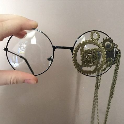 Steampunk glasses: Finish your incredible look with this unique pair of glasses! Looking for a unique, customized accessory? These Steampunk glasses are the perfect complement to your costume. Our handcrafted glasses are decorated with gears and a chain in copper patina effect. With their round shape and delicate frame, they are suitable for any face shape. Enhance your look instantly by ordering this 100% steampunk accessory! Gender: women Special use: costumes, cosplays, Halloween Details: cha Steampunk Mask Diy, Steampunk Party Decorations Diy, Steam Punk Glasses, Casual Steampunk Outfits, Steampunk Aesthetic Outfit, Diy Steampunk Costume, Steampunk Fashion Diy, Fantasy Glasses, Modern Steampunk Fashion