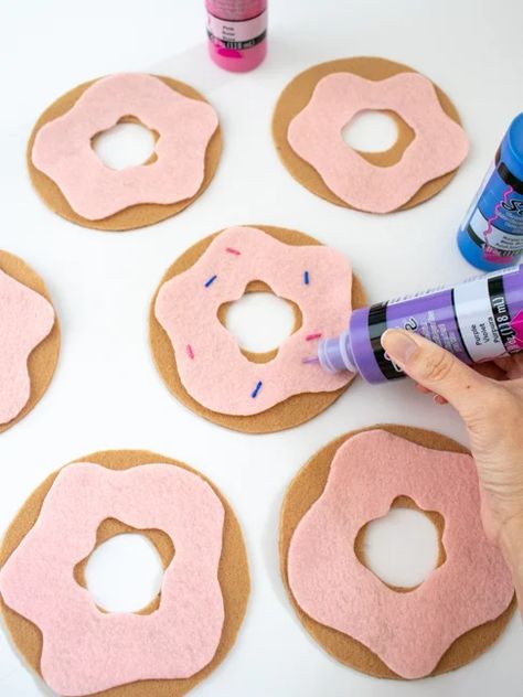 Celebrate Birthdays with a Homemade Donut Garland Using Felt Donut Birthday Decorations, Diy Sweet One Birthday, Diy Donut Decor, Diy Donut Centerpiece Ideas, Donut Party Decor, Sweet One First Birthday Decorations Diy, Two Sweet Diy Decorations, Diy Donut Party Decorations, Sweet One Diy Decorations