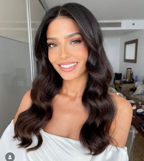 Old Hollywood Curled Hair, Wedding Hair Curls Middle Part, Wedding Waves Middle Part, Wedding Hair Down Medium Length Middle Part, Hair Down Wedding Medium Length, Soft Waves Wedding Hair With Veil, Blowout With Veil, Bridal Waves Middle Part, Middle Parting Hollywood Waves